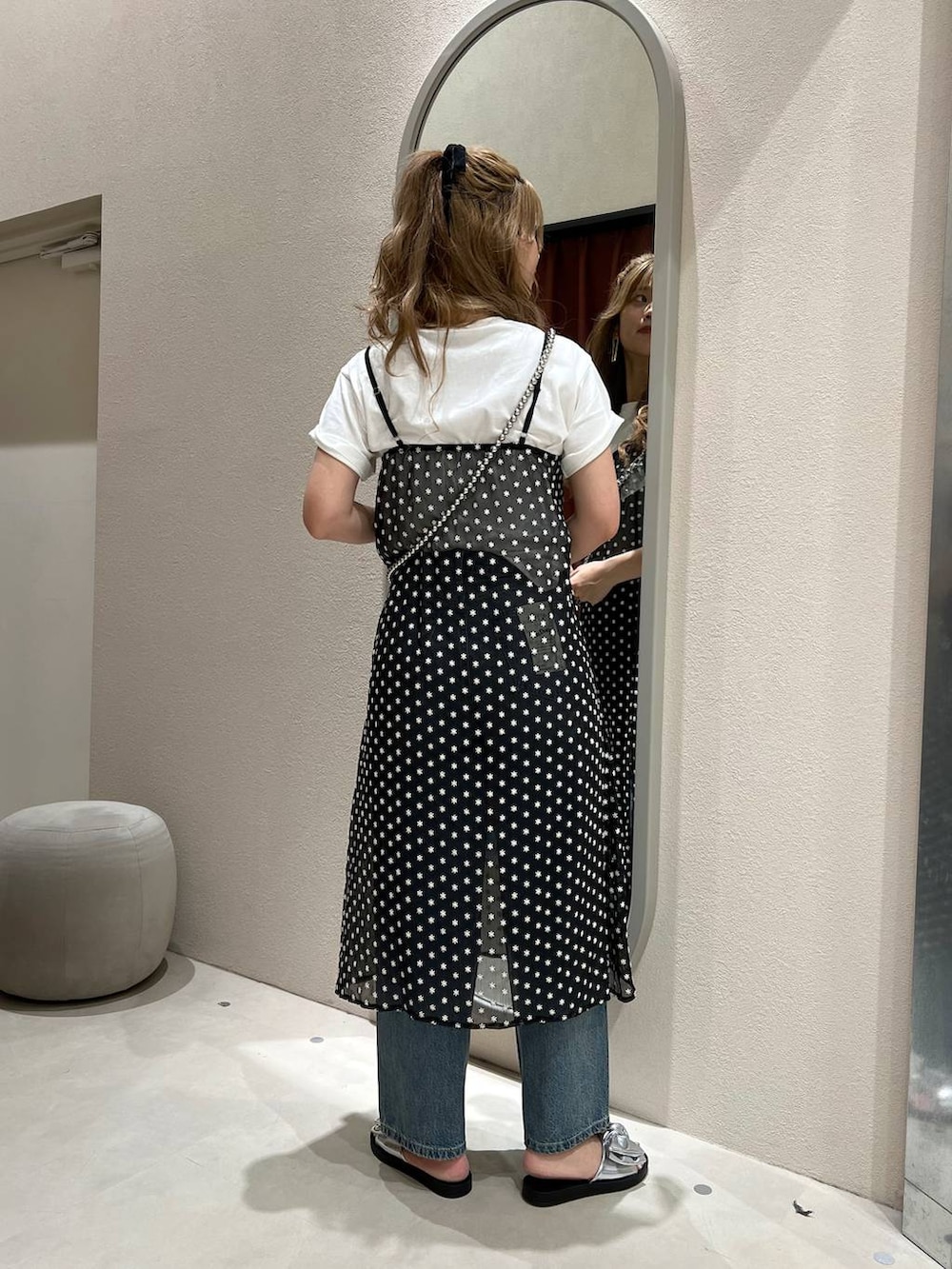 その他のワンピース、ブルー系のデニムパンツ、ホワイト系のTシャツ/カットソーを着用したレディースの夏コーディネートの4枚目の写真