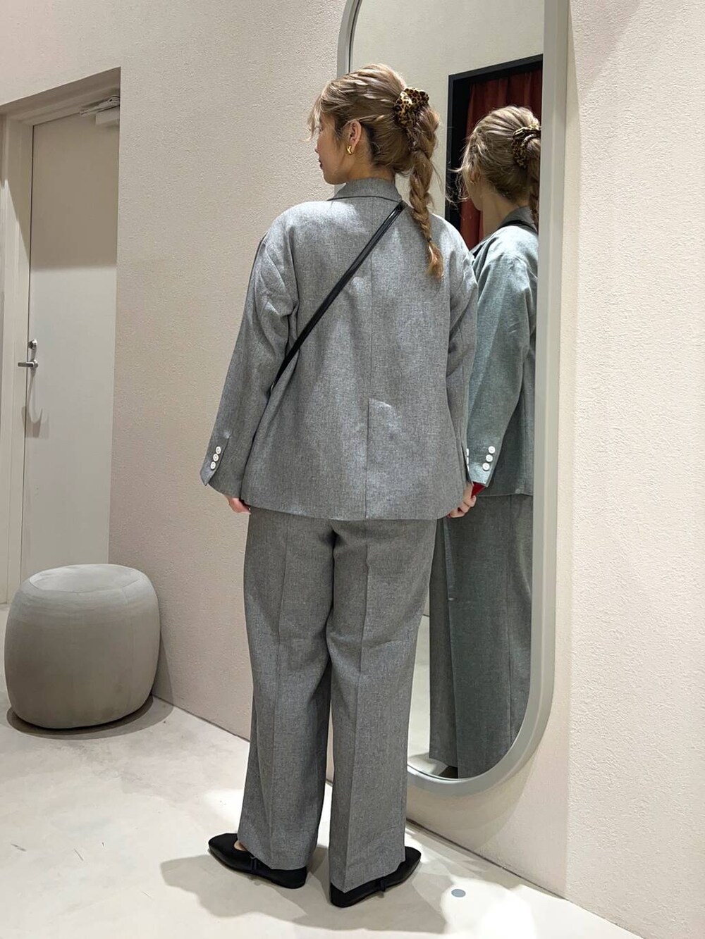 ベージュ系のTシャツ/カットソー、グレー系のスラックス、グレー系のテーラードジャケットを着用したレディースの冬コーディネートの4枚目の写真