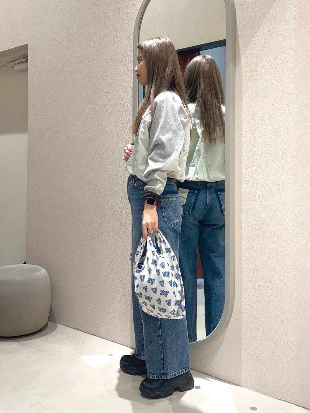 その他のTシャツ/カットソー、ブラック系のスニーカー、ブルー系のデニムパンツを着用したレディースの冬コーディネートの2枚目の写真