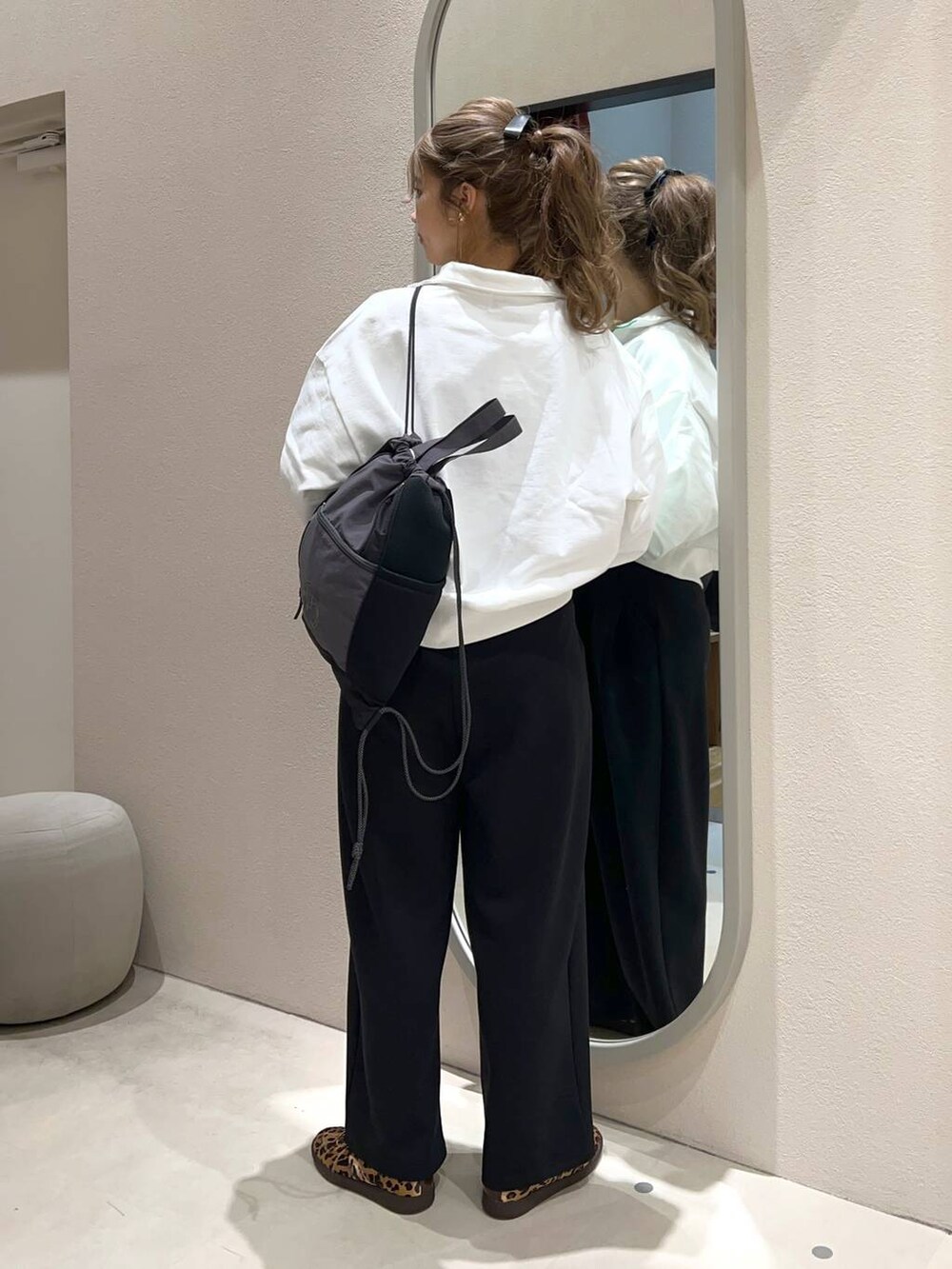 その他のスニーカー、ホワイト系のTシャツ/カットソー、ブラック系のスウェットパンツを着用したレディースの冬コーディネートの3枚目の写真