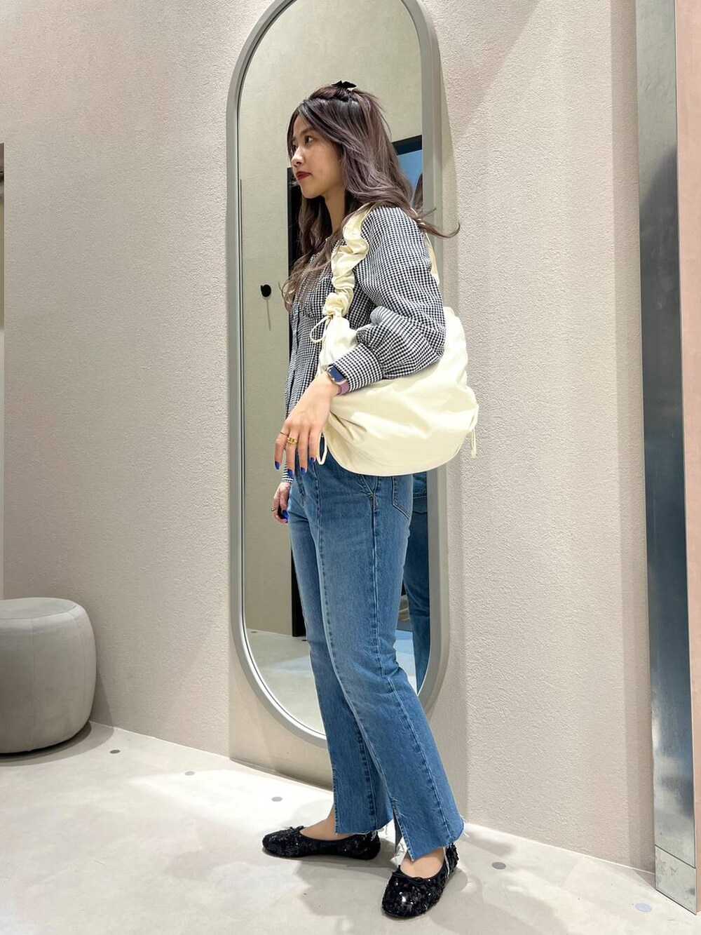 その他のシャツ/ブラウス、ブルー系のデニムパンツ、ブラック系のショルダーバッグを着用したレディースの春コーディネートの3枚目の写真