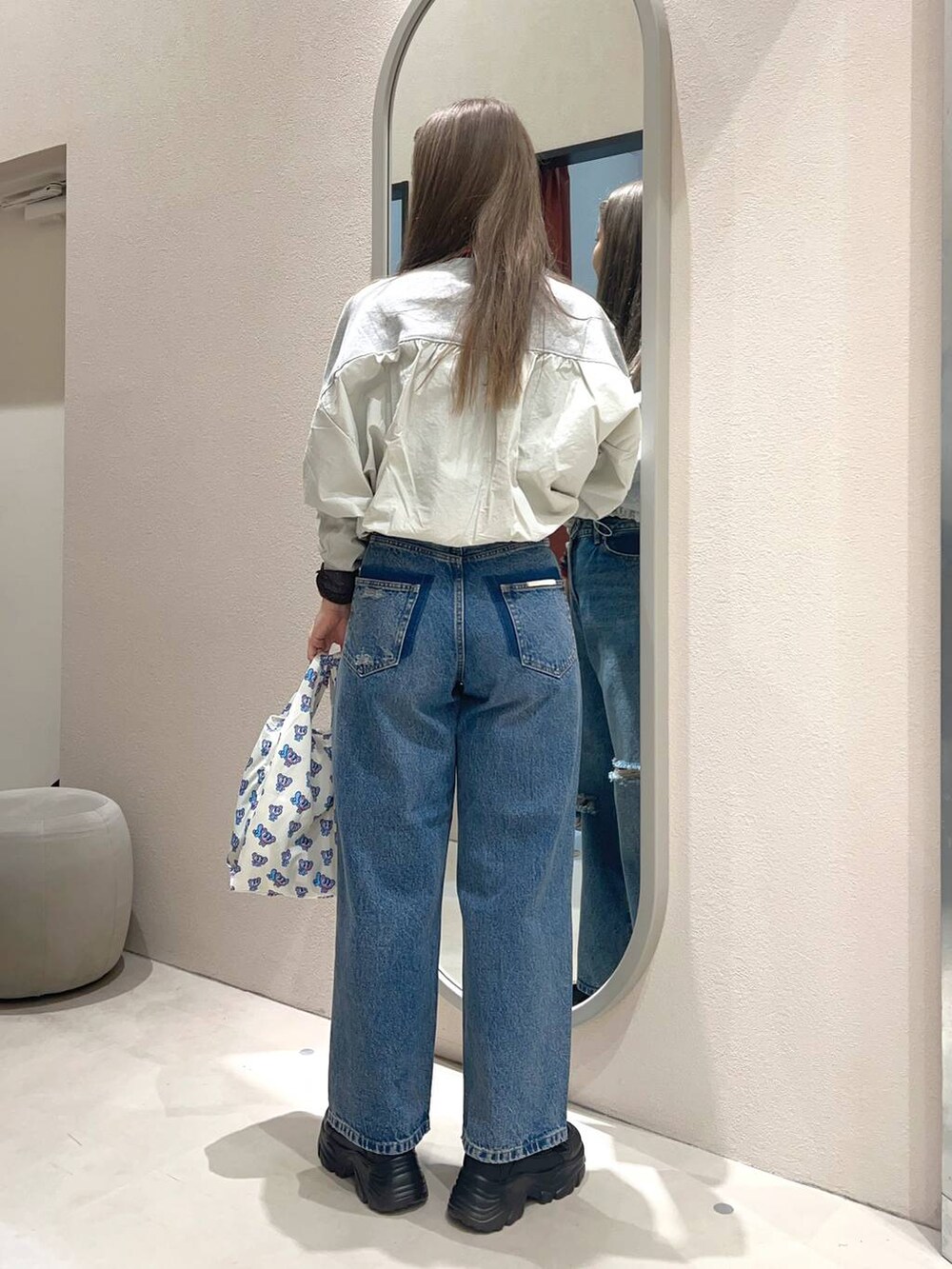 その他のTシャツ/カットソー、ブラック系のスニーカー、ブルー系のデニムパンツを着用したレディースの冬コーディネートの3枚目の写真