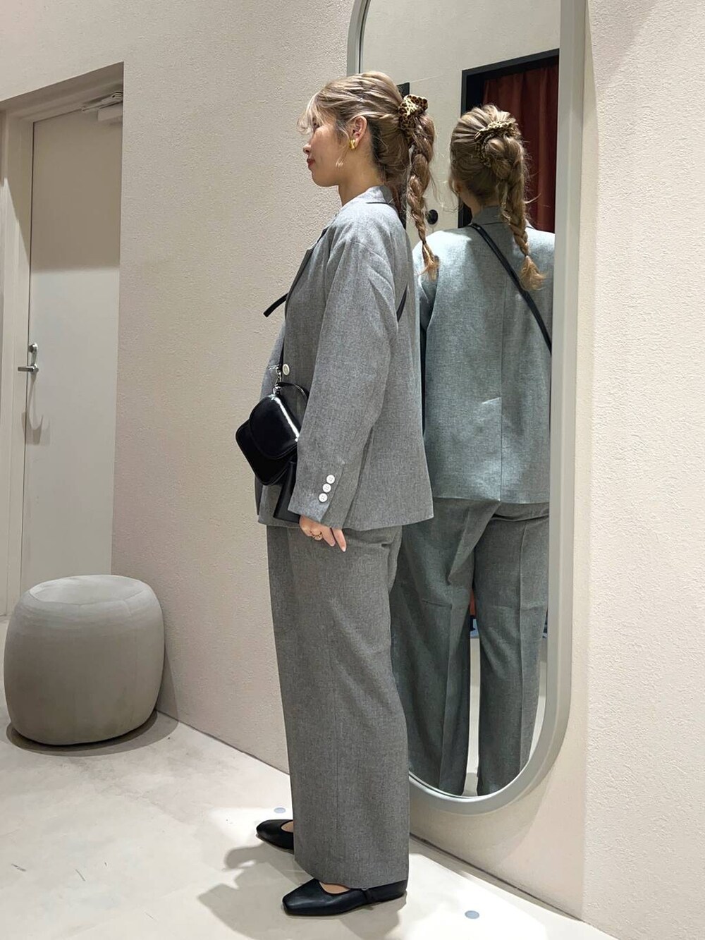 ベージュ系のTシャツ/カットソー、グレー系のスラックス、グレー系のテーラードジャケットを着用したレディースの冬コーディネートの3枚目の写真