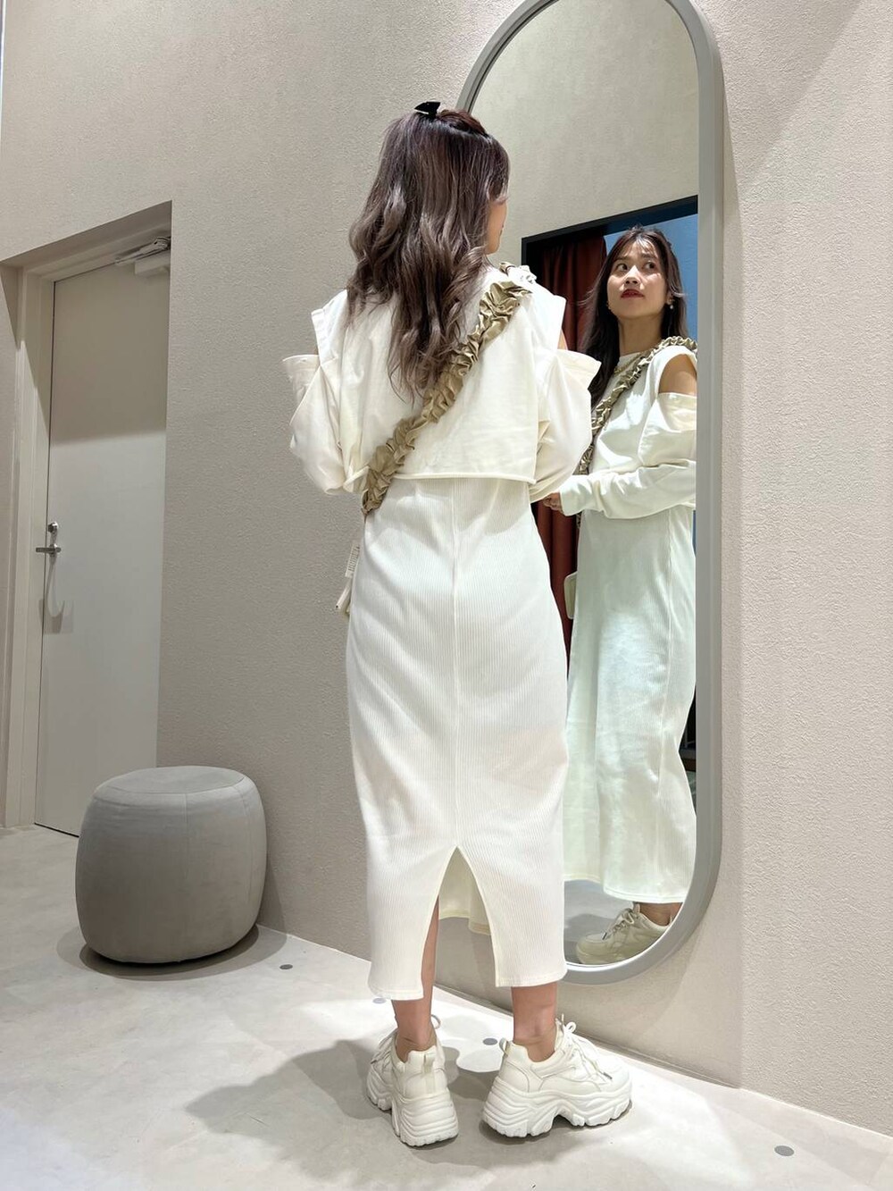 ホワイト系の財布、ベージュ系のスマホグッズ、ベージュ系のネックレスを着用したレディースの冬コーディネートの4枚目の写真