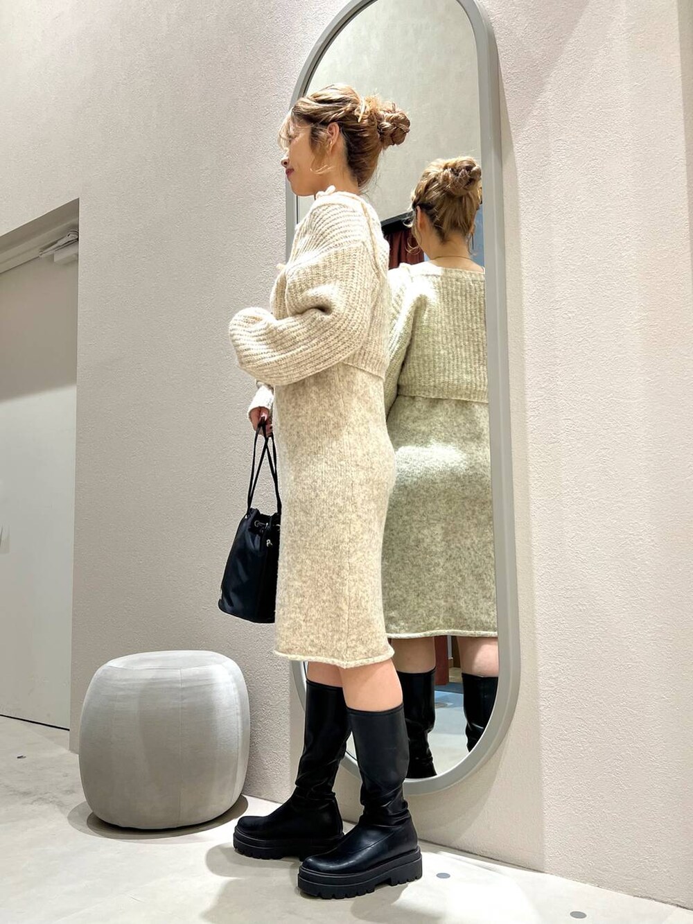 ホワイト系のワンピース、ホワイト系のキャミソール、ゴールド系のイヤリングを着用したレディースの秋コーディネートの4枚目の写真