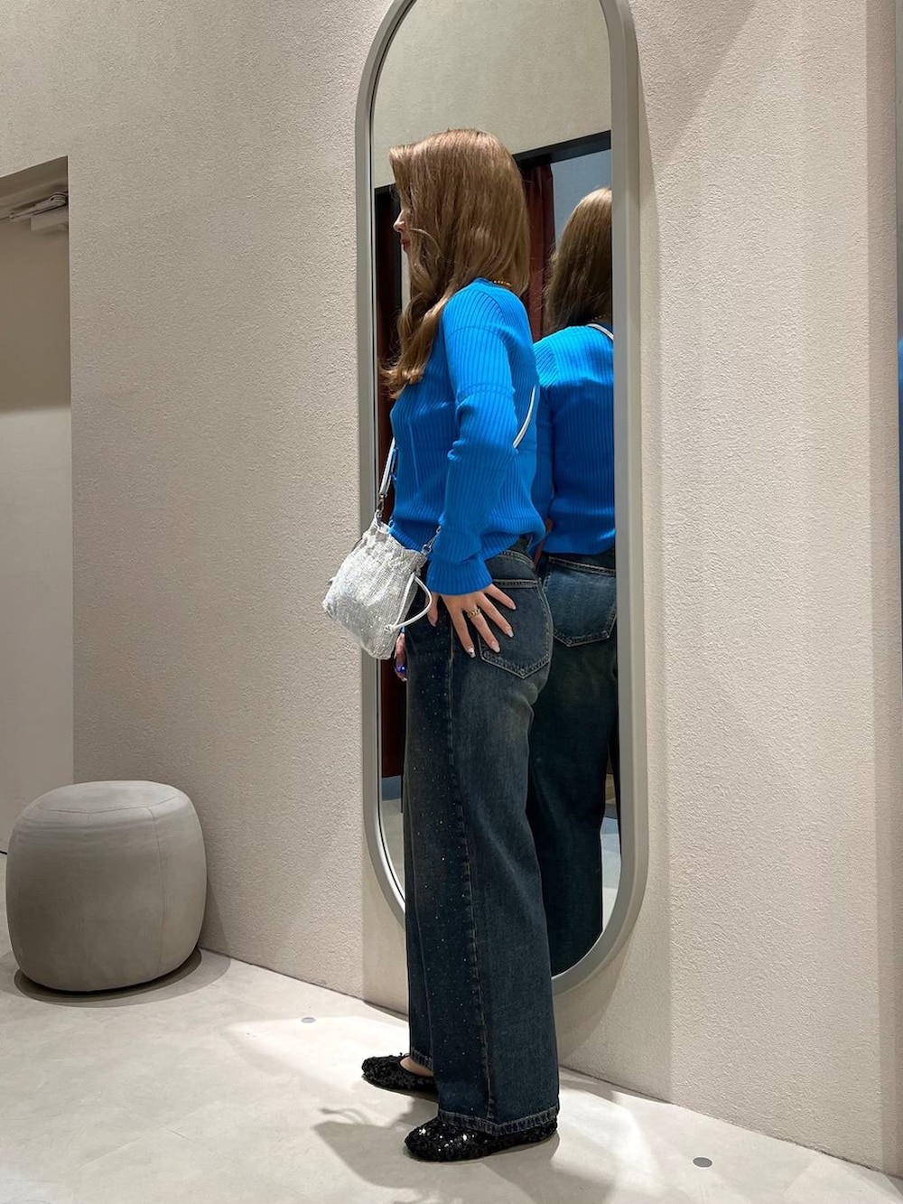 ブルー系のニット/セーター、ブラック系のバレエシューズ、ホワイト系のキャミソールを着用したレディースの秋コーディネートの2枚目の写真