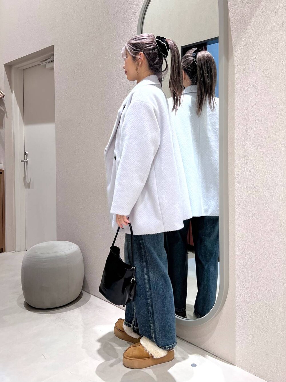 ブルー系のデニムパンツ、イエロー系のスリッポン、ホワイト系のTシャツ/カットソーを着用したレディースの冬コーディネートの3枚目の写真