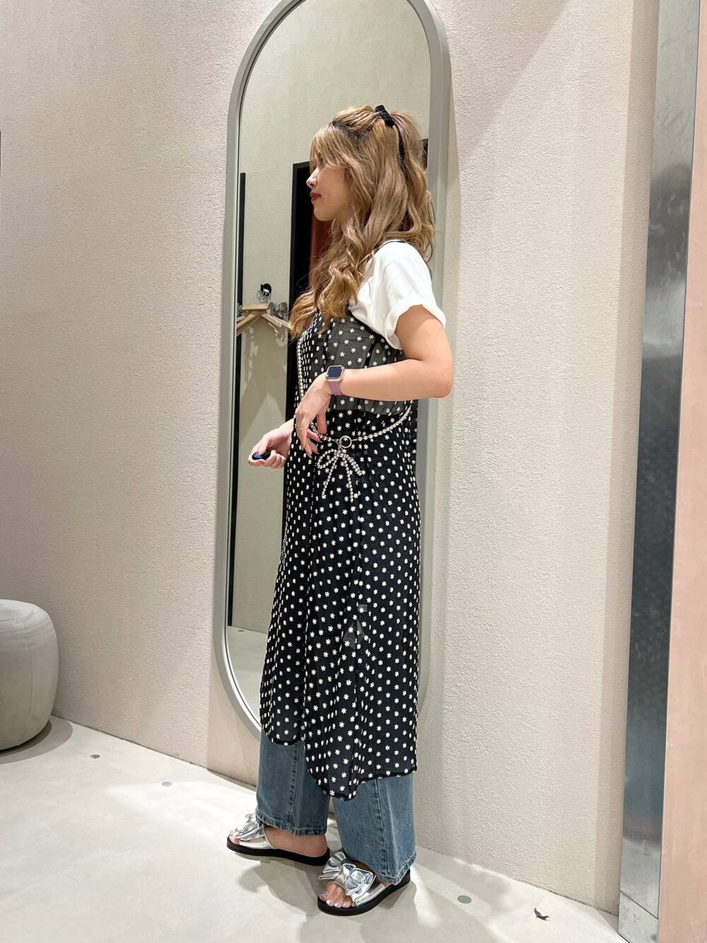 その他のワンピース、ブルー系のデニムパンツ、ホワイト系のTシャツ/カットソーを着用したレディースの夏コーディネートの3枚目の写真