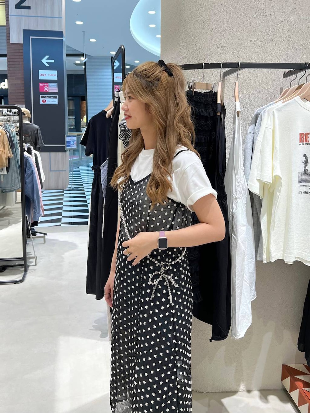 その他のワンピース、ブルー系のデニムパンツ、ホワイト系のTシャツ/カットソーを着用したレディースの夏コーディネートの2枚目の写真