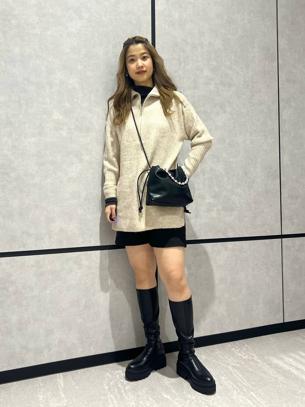 ブラック系のその他パンツ、グリーン系のダウンジャケット/コート、ブラック系のブーツを着用したレディースの冬コーディネートの2枚目の写真