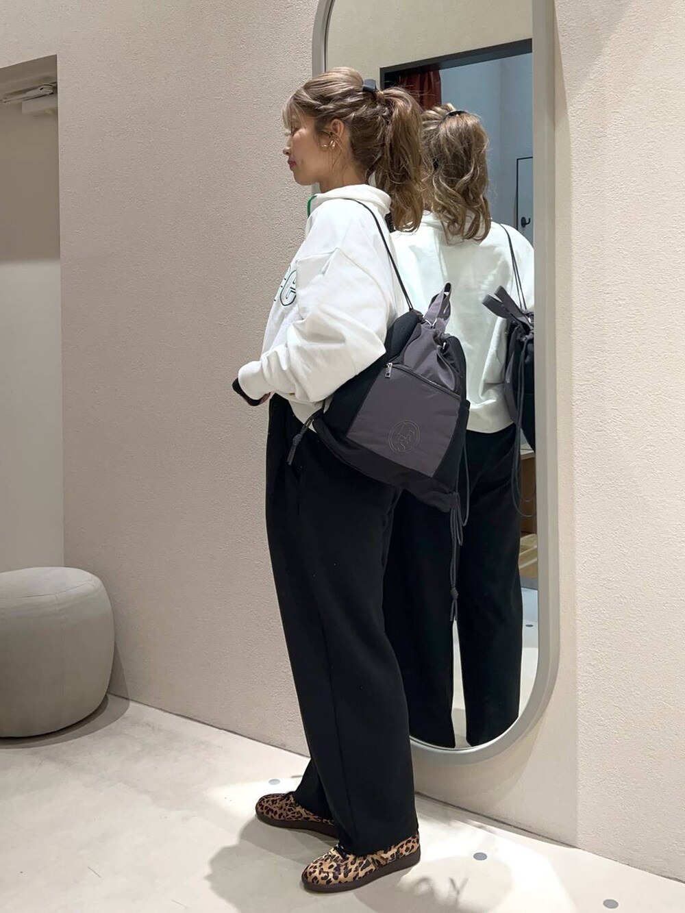その他のスニーカー、ホワイト系のTシャツ/カットソー、ブラック系のスウェットパンツを着用したレディースの冬コーディネートの2枚目の写真