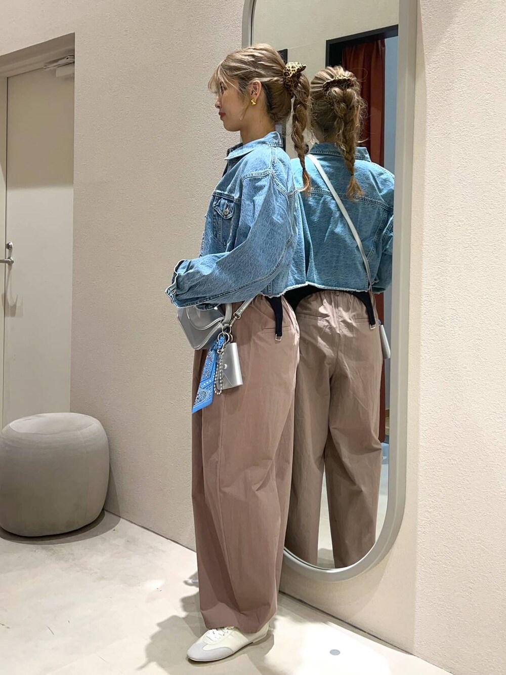ブルー系のデニムジャケット、ブラック系のTシャツ/カットソー、ブラック系のショルダーバッグを着用したレディースの冬コーディネートの2枚目の写真