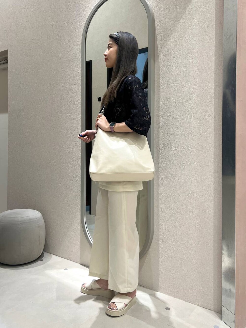 ブラック系のシャツ/ブラウス、ホワイト系のその他パンツ、ホワイト系のサンダルを着用したレディースの春コーディネートの2枚目の写真