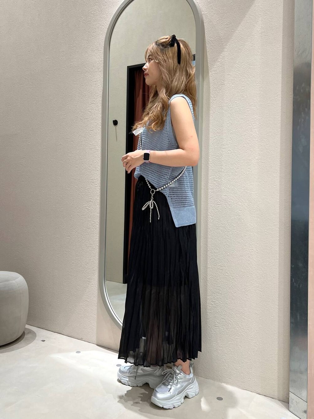 シルバー系のスニーカー、ブラック系のスカート、ブルー系のTシャツ/カットソーを着用したレディースの夏コーディネートの2枚目の写真