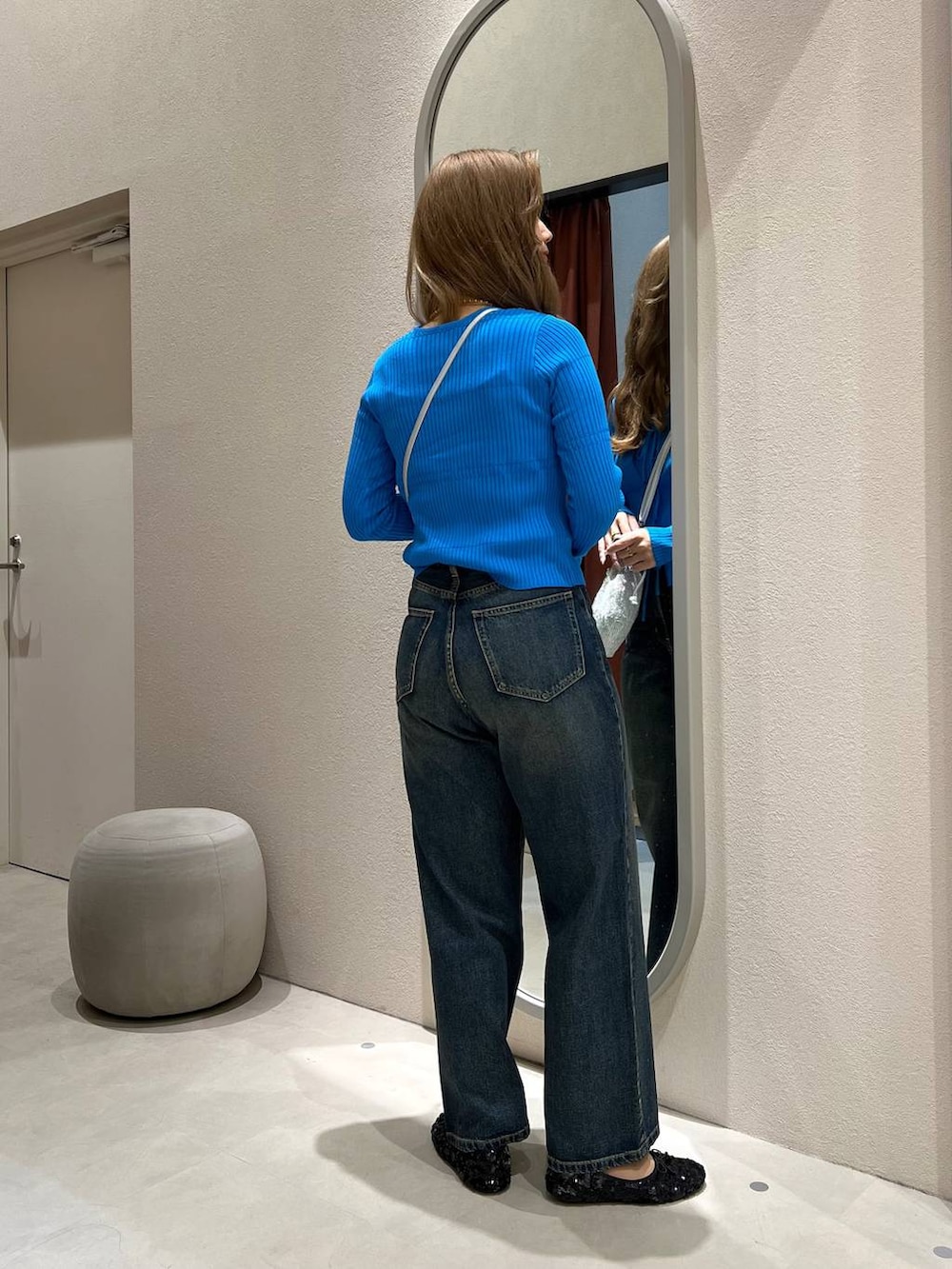 ブルー系のニット/セーター、ブラック系のバレエシューズ、ホワイト系のキャミソールを着用したレディースの秋コーディネートの3枚目の写真