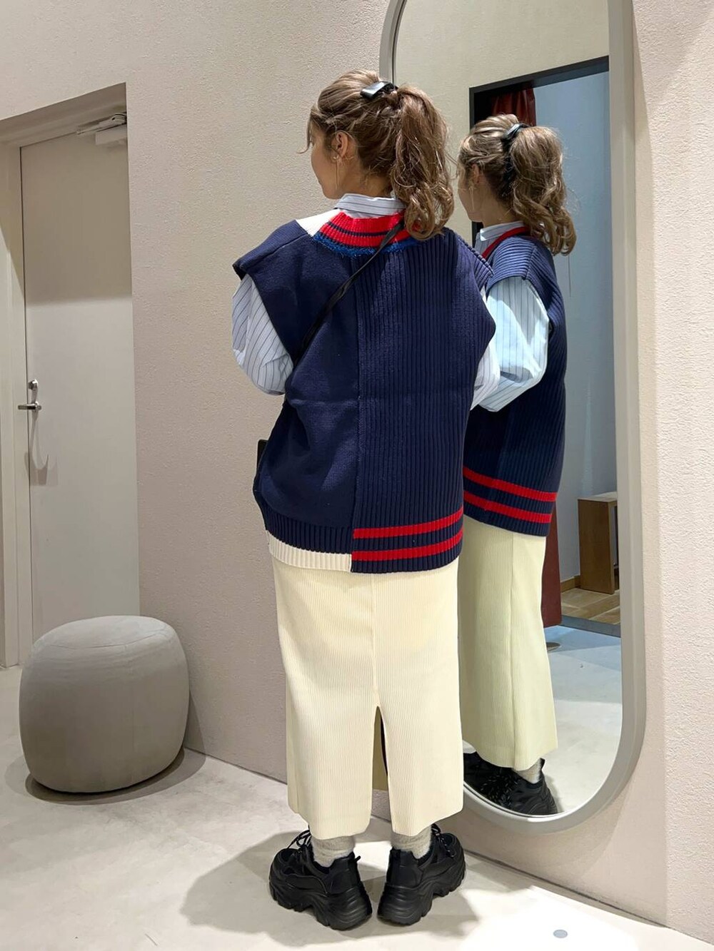 ブルー系のシャツ/ブラウス、ブラック系のスニーカー、ブラック系のショルダーバッグを着用したレディースの冬コーディネートの3枚目の写真