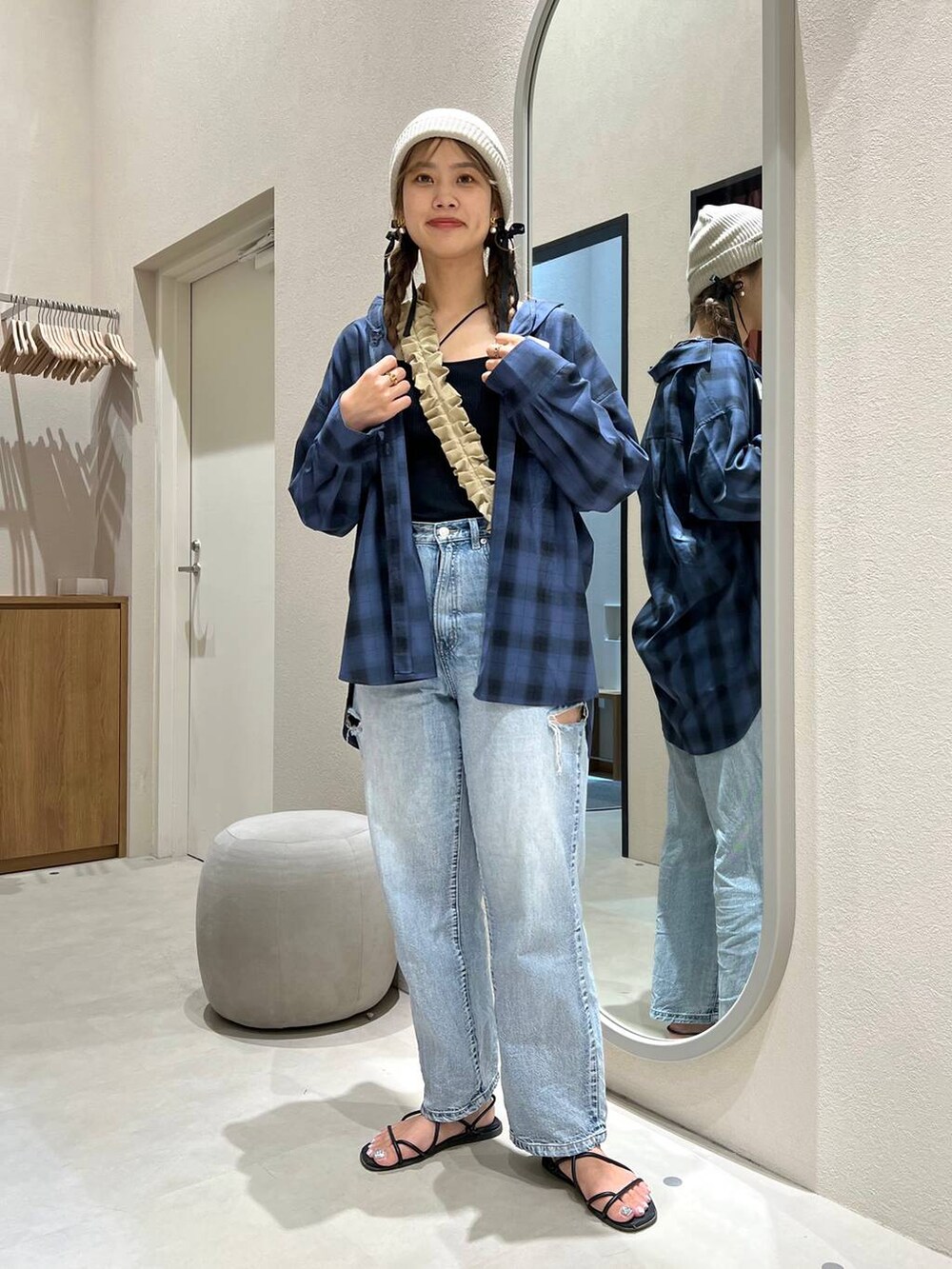 ブルー系のシャツ/ブラウス、ブラック系のキャミソール、ブラック系のバレッタ/ヘアクリップを着用したレディースの夏コーディネートの2枚目の写真