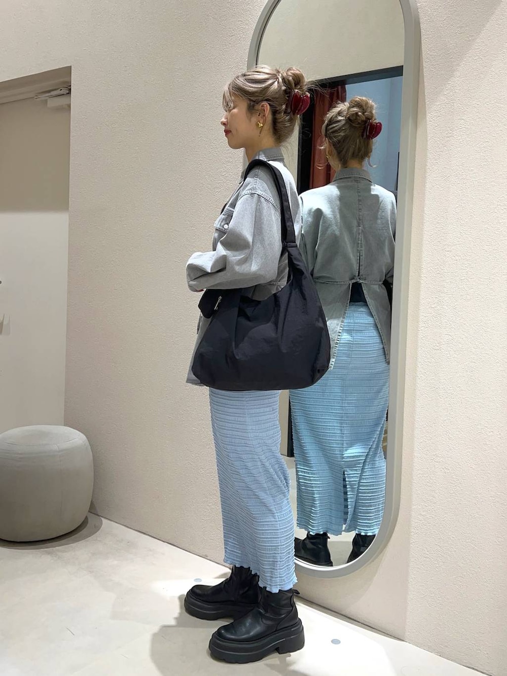 ブラック系のショルダーバッグ、グレー系のシャツ/ブラウス、ブルー系のスカートを着用したレディースの冬コーディネートの2枚目の写真