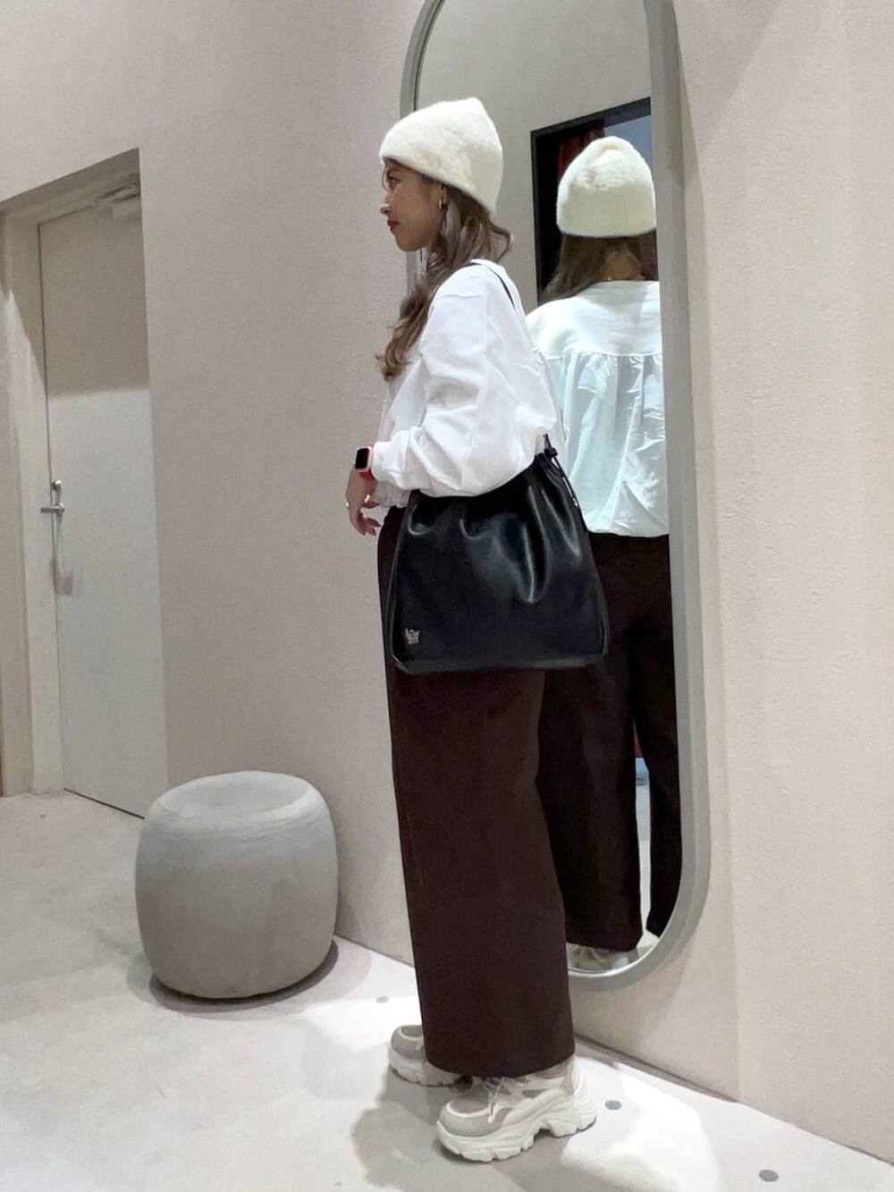 ホワイト系のショルダーバッグ、ブラウン系のその他パンツ、ベージュ系のスニーカーを着用したレディースの冬コーディネートの3枚目の写真