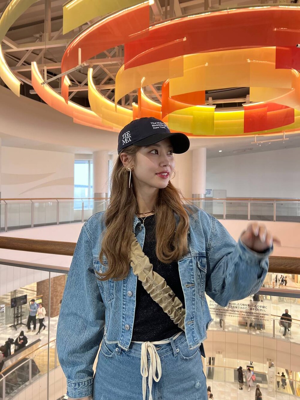 ブルー系のデニムジャケット、ブルー系のデニムパンツ、その他のスニーカーを着用したレディースの冬コーディネートの3枚目の写真