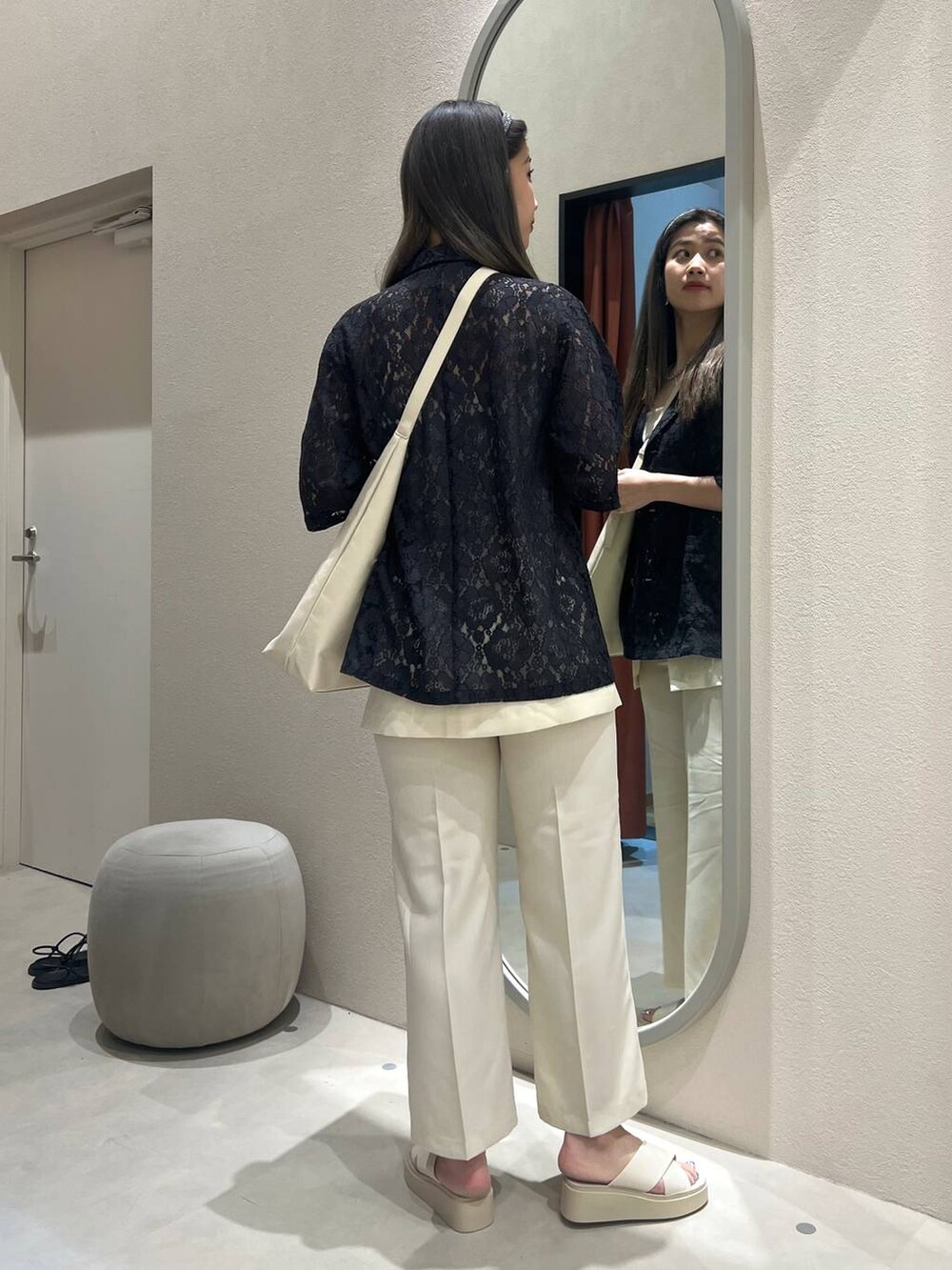 ブラック系のシャツ/ブラウス、ホワイト系のその他パンツ、ホワイト系のサンダルを着用したレディースの春コーディネートの3枚目の写真