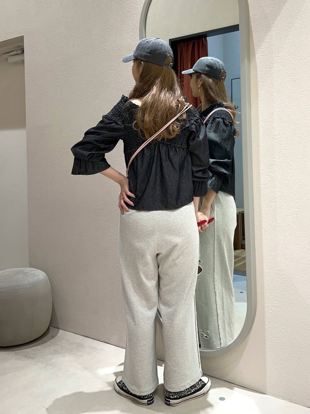 その他のシャツ/ブラウス、ピンク系のショルダーバッグ、グレー系のスウェットパンツを着用したレディースの冬コーディネートの4枚目の写真