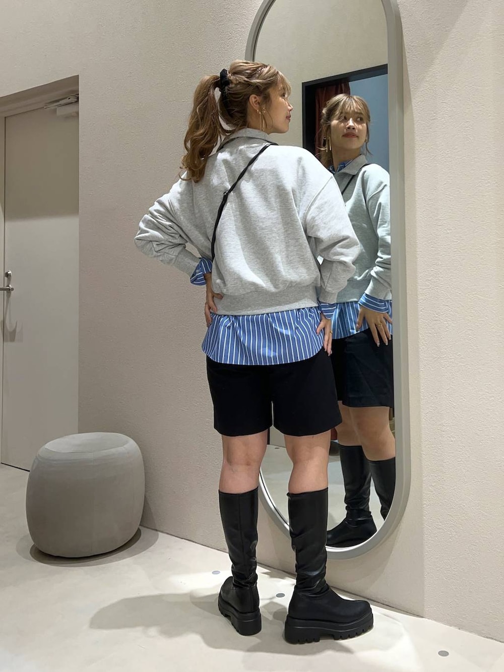 ブルー系のシャツ/ブラウス、ブラック系のブーツ、ブラック系のその他パンツを着用したレディースの秋コーディネートの3枚目の写真