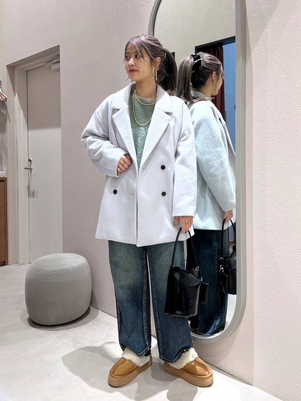 ブルー系のデニムパンツ、イエロー系のスリッポン、ホワイト系のTシャツ/カットソーを着用したレディースの冬コーディネートの2枚目の写真