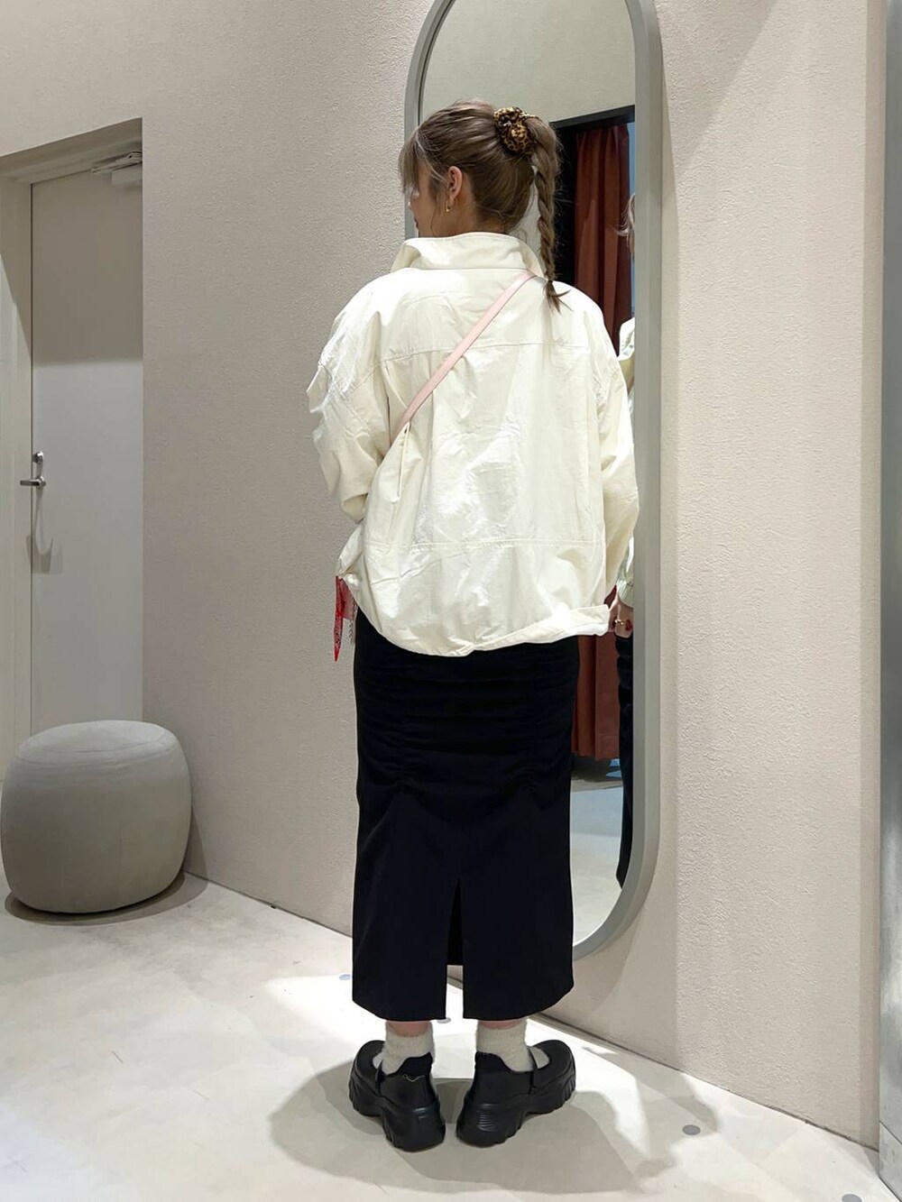 ブラック系のスニーカー、ホワイト系のTシャツ/カットソー、ピンク系のショルダーバッグを着用したレディースの冬コーディネートの3枚目の写真