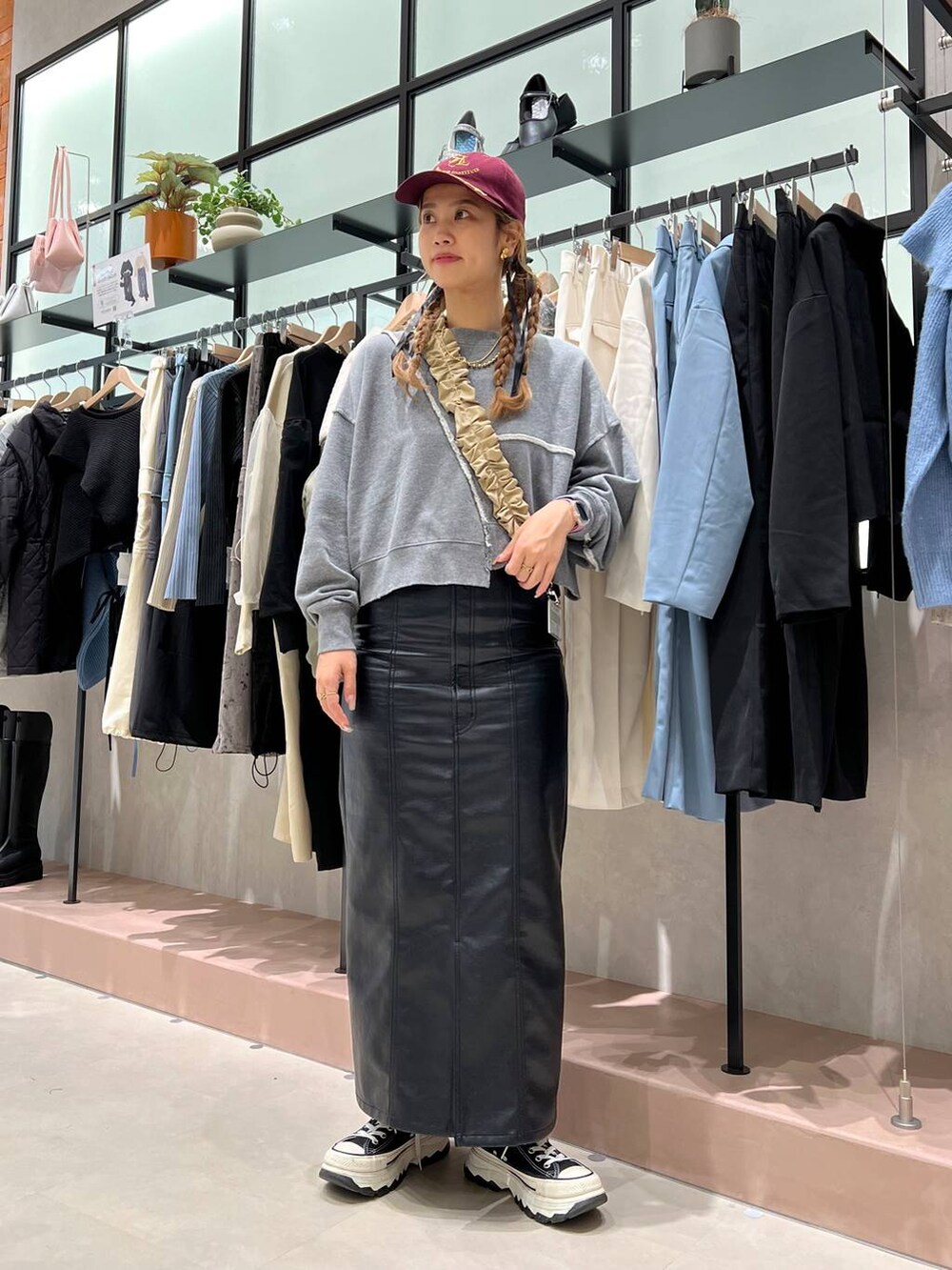 グレー系のスウェット、ブラック系のジャンパースカート、ブラック系のバレッタ/ヘアクリップを着用したレディースの秋コーディネートの2枚目の写真