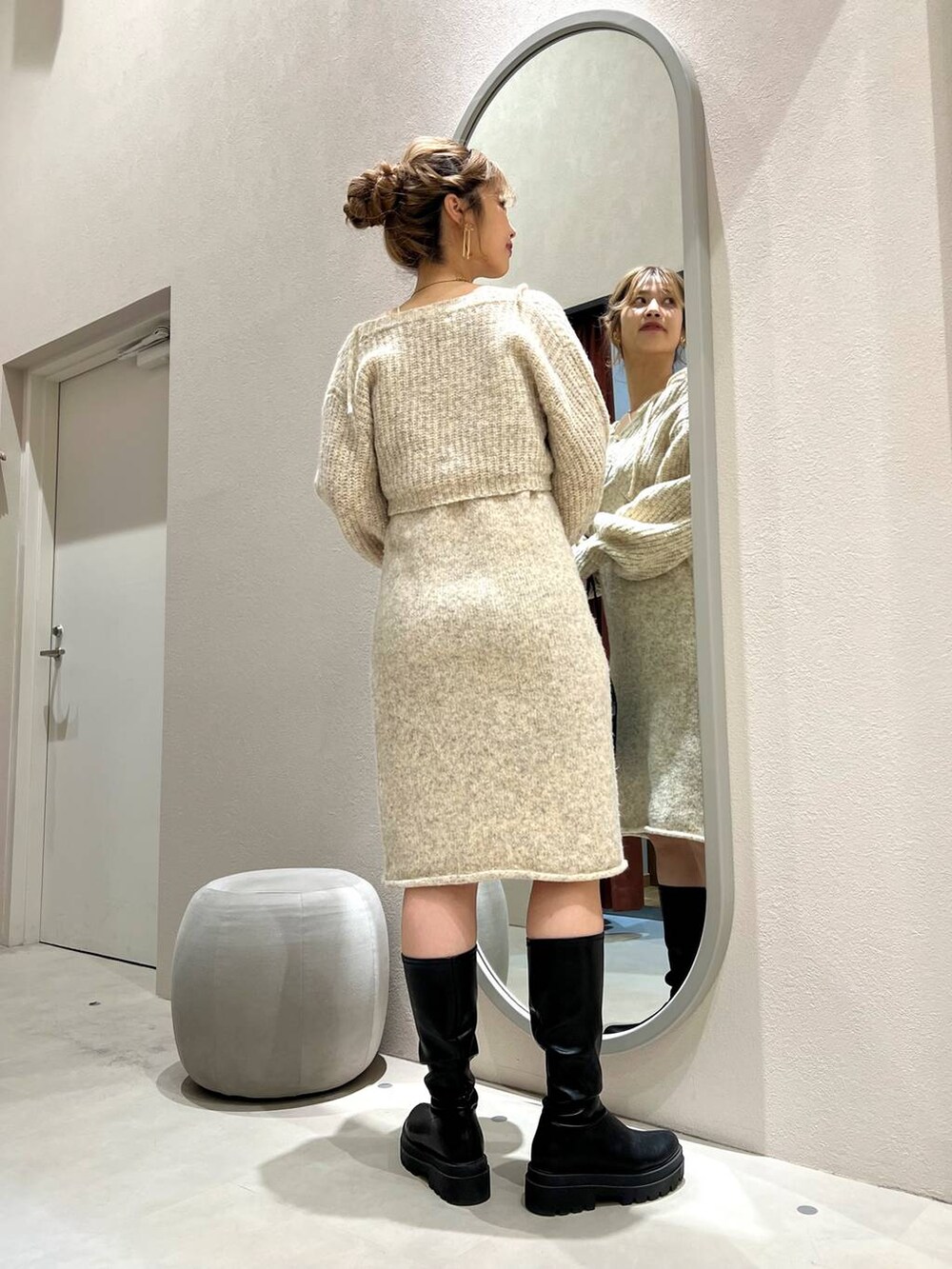 ホワイト系のワンピース、ホワイト系のキャミソール、ゴールド系のイヤリングを着用したレディースの秋コーディネートの5枚目の写真