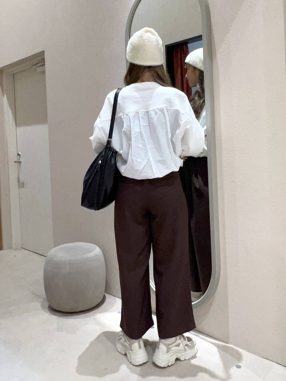 ホワイト系のショルダーバッグ、ブラウン系のその他パンツ、ベージュ系のスニーカーを着用したレディースの冬コーディネートの4枚目の写真
