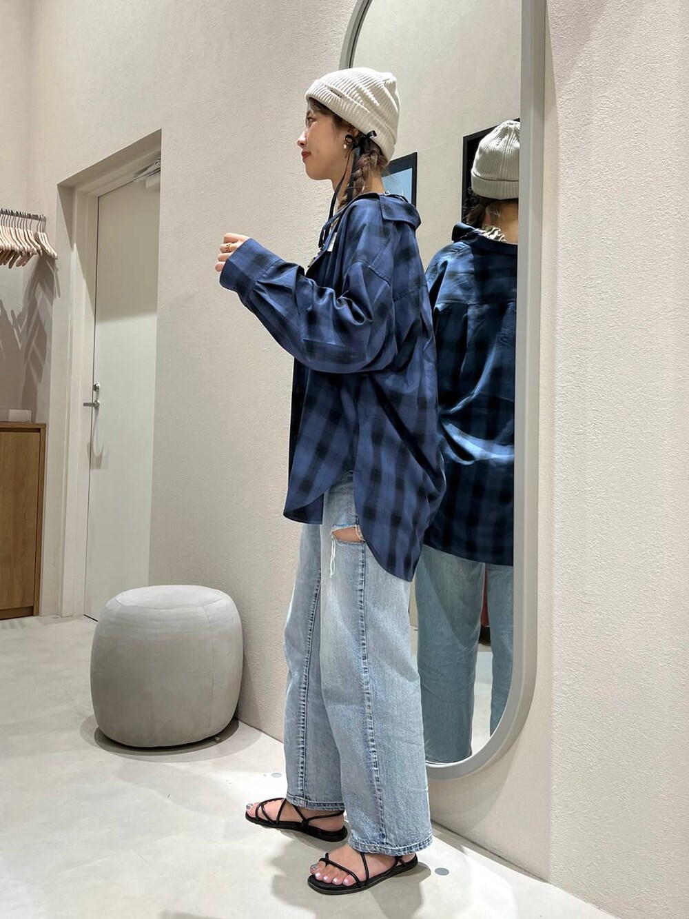 ブルー系のシャツ/ブラウス、ブラック系のキャミソール、ブラック系のバレッタ/ヘアクリップを着用したレディースの夏コーディネートの3枚目の写真