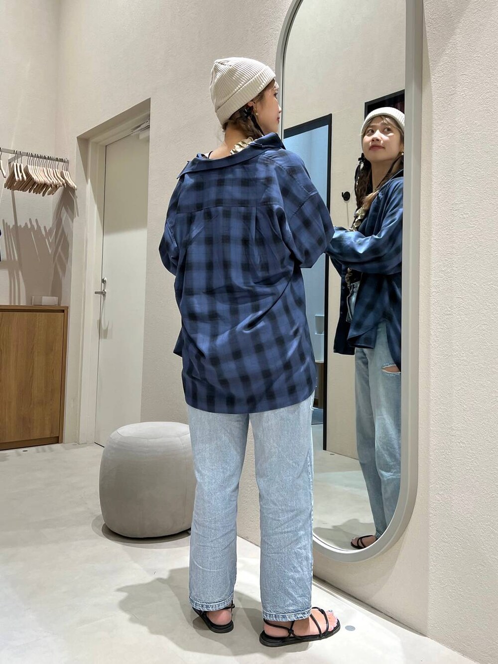 ブルー系のシャツ/ブラウス、ブラック系のキャミソール、ブラック系のバレッタ/ヘアクリップを着用したレディースの夏コーディネートの4枚目の写真