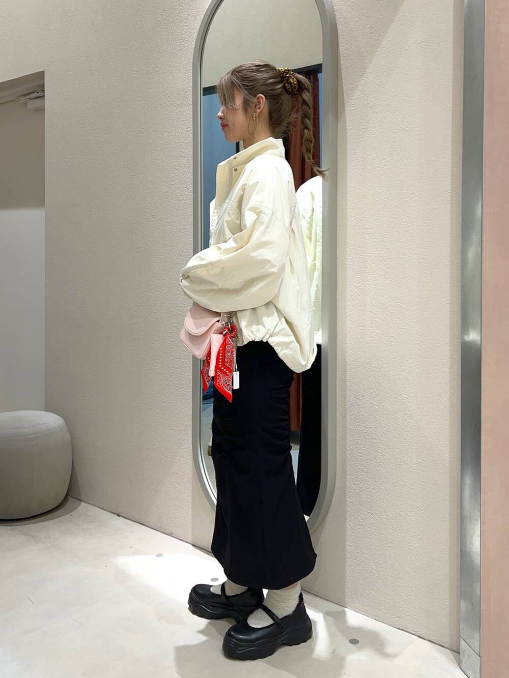 ブラック系のスニーカー、ホワイト系のTシャツ/カットソー、ピンク系のショルダーバッグを着用したレディースの冬コーディネートの2枚目の写真