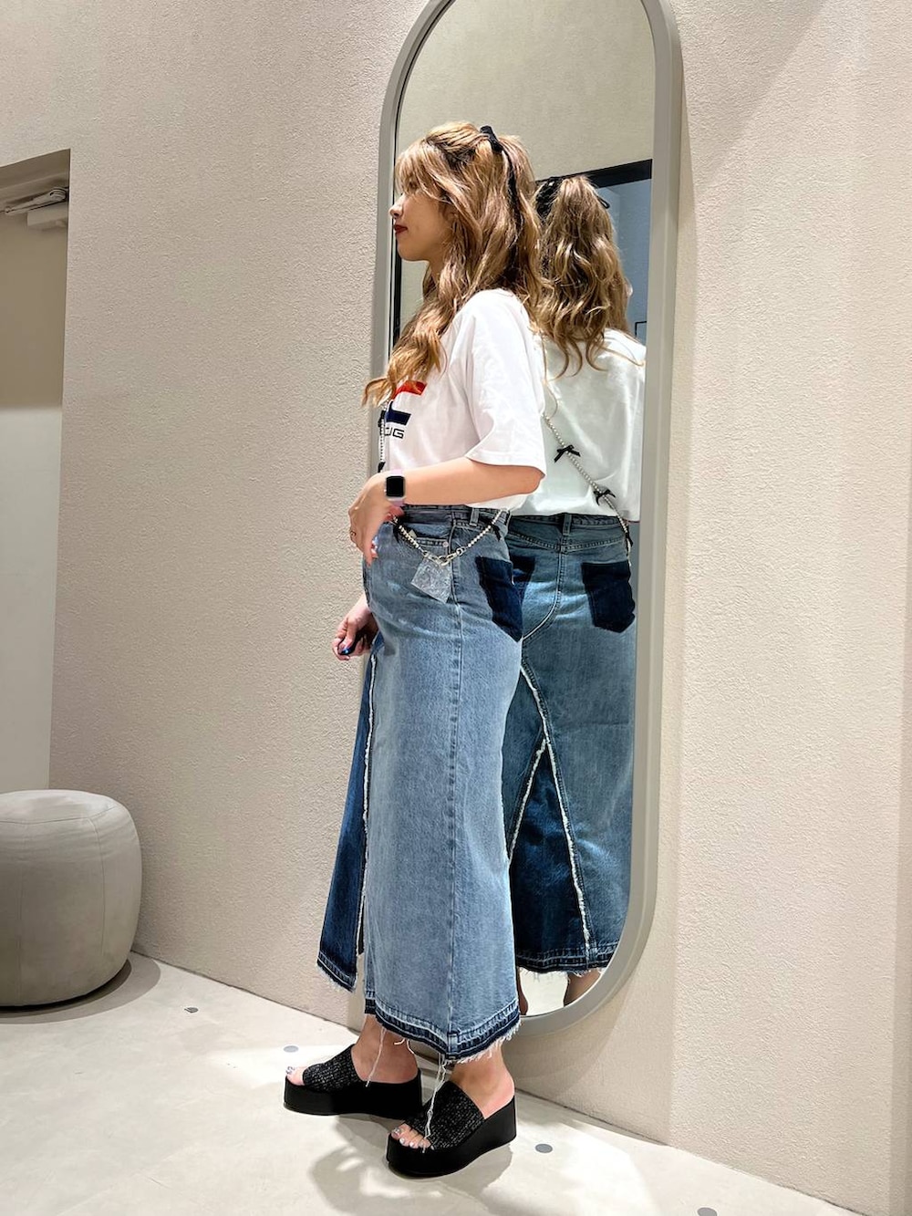 シルバー系のサンダル、ブルー系のスカート、ホワイト系のTシャツ/カットソーを着用したレディースの夏コーディネートの2枚目の写真