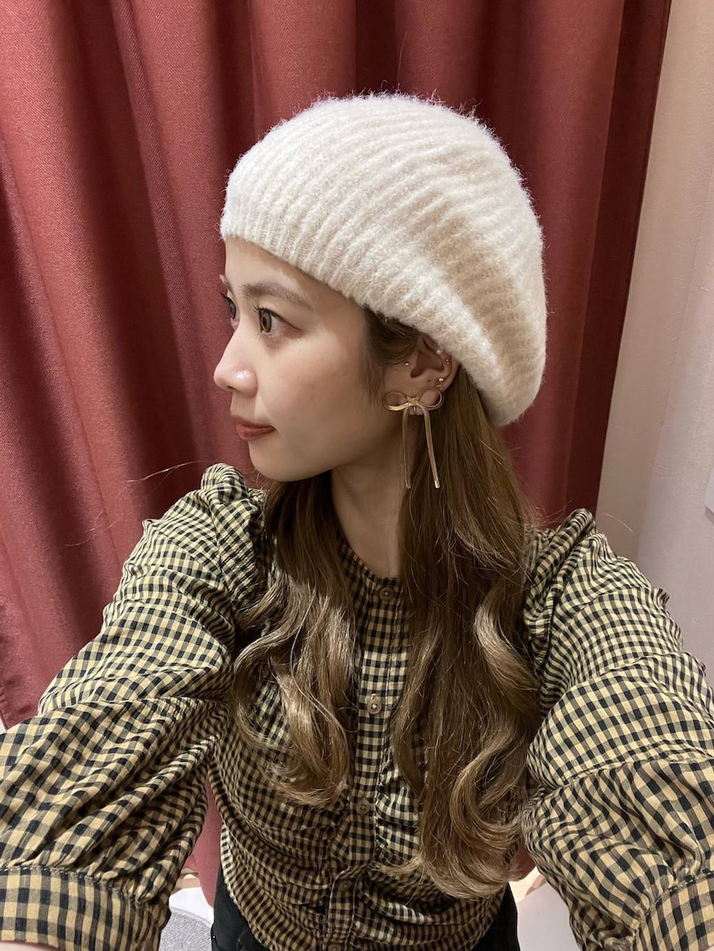 「高身長、着痩せ・細見え、韓国系、ローリーズスタイル_LOWRYS FARM、公認インフルエンサー_LOWRYS FARM」｜「LOWRYS FARMのリボンスネークイヤリング 115242（イヤリング、ゴールド系）」を使った、アヤミさん（レディース・171cm）の冬コーディネートの3枚目の写真