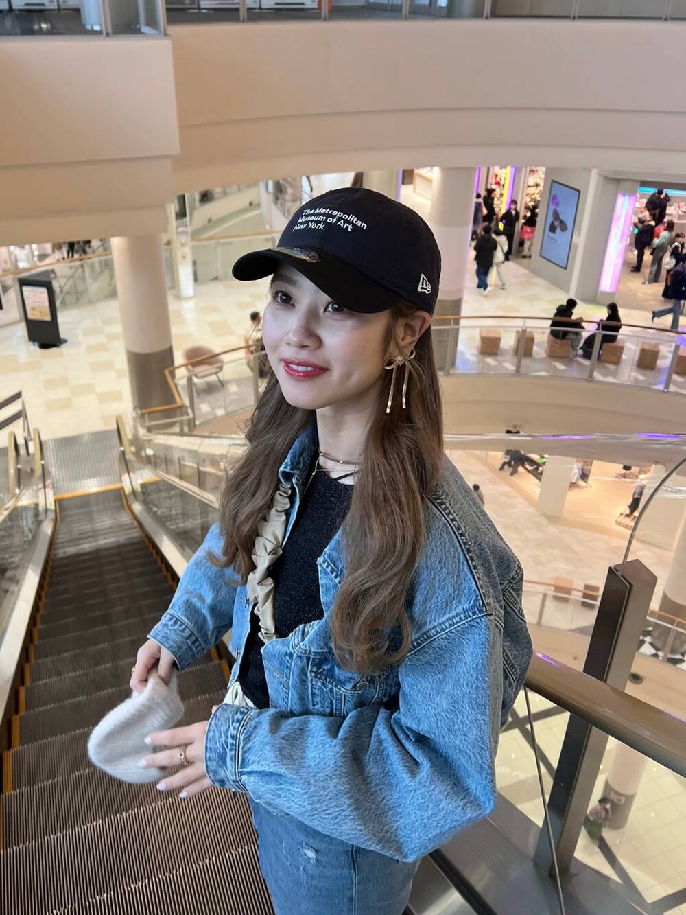 ブルー系のデニムジャケット、ブルー系のデニムパンツ、その他のスニーカーを着用したレディースの冬コーディネートの2枚目の写真