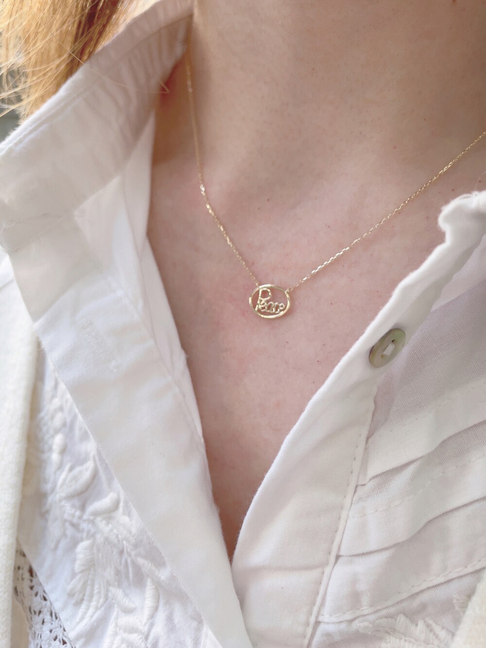 グリーン系のその他パンツ、ホワイト系のバッグ、ホワイト系のシャツ/ブラウスを着用したレディースの春コーディネートの4枚目の写真