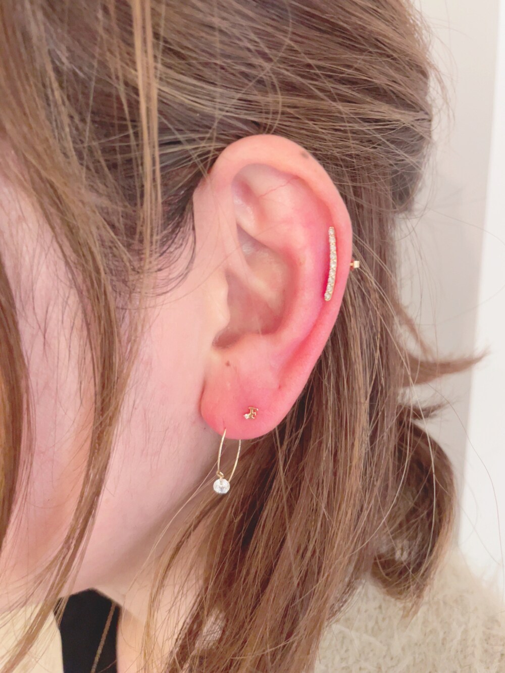 ベージュ系のカーディガン/ボレロ、ブラック系のワンピース、ブラック系のハンドバッグを着用したレディースの冬コーディネートの4枚目の写真