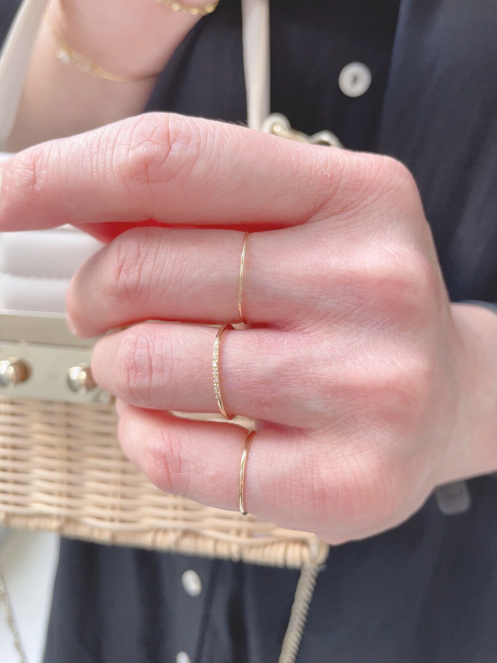 ブラック系のワンピース、ホワイト系のかごバッグ、ホワイト系のサンダルを着用したレディースの夏コーディネートの3枚目の写真