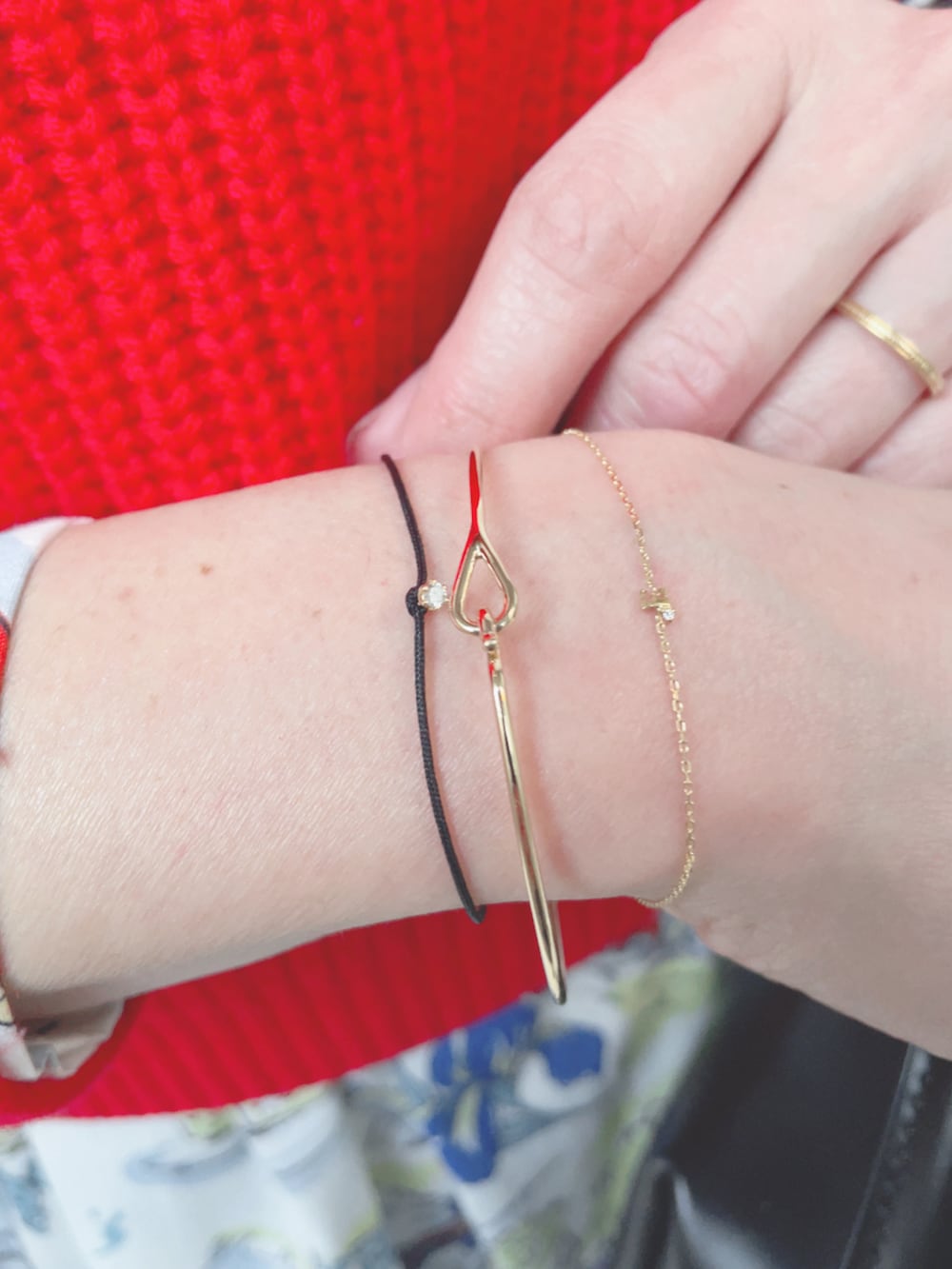 ホワイト系のワンピース、ブラック系のハンドバッグ、ベージュ系のスニーカーを着用したレディースの冬コーディネートの4枚目の写真