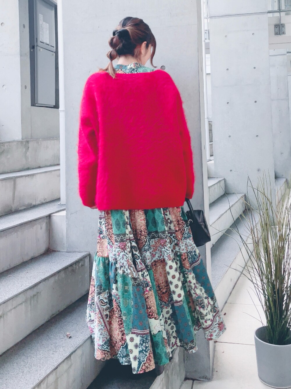 グリーン系のワンピース、ブラック系のハンドバッグ、シルバー系のローファーを着用したレディースの冬コーディネートの3枚目の写真