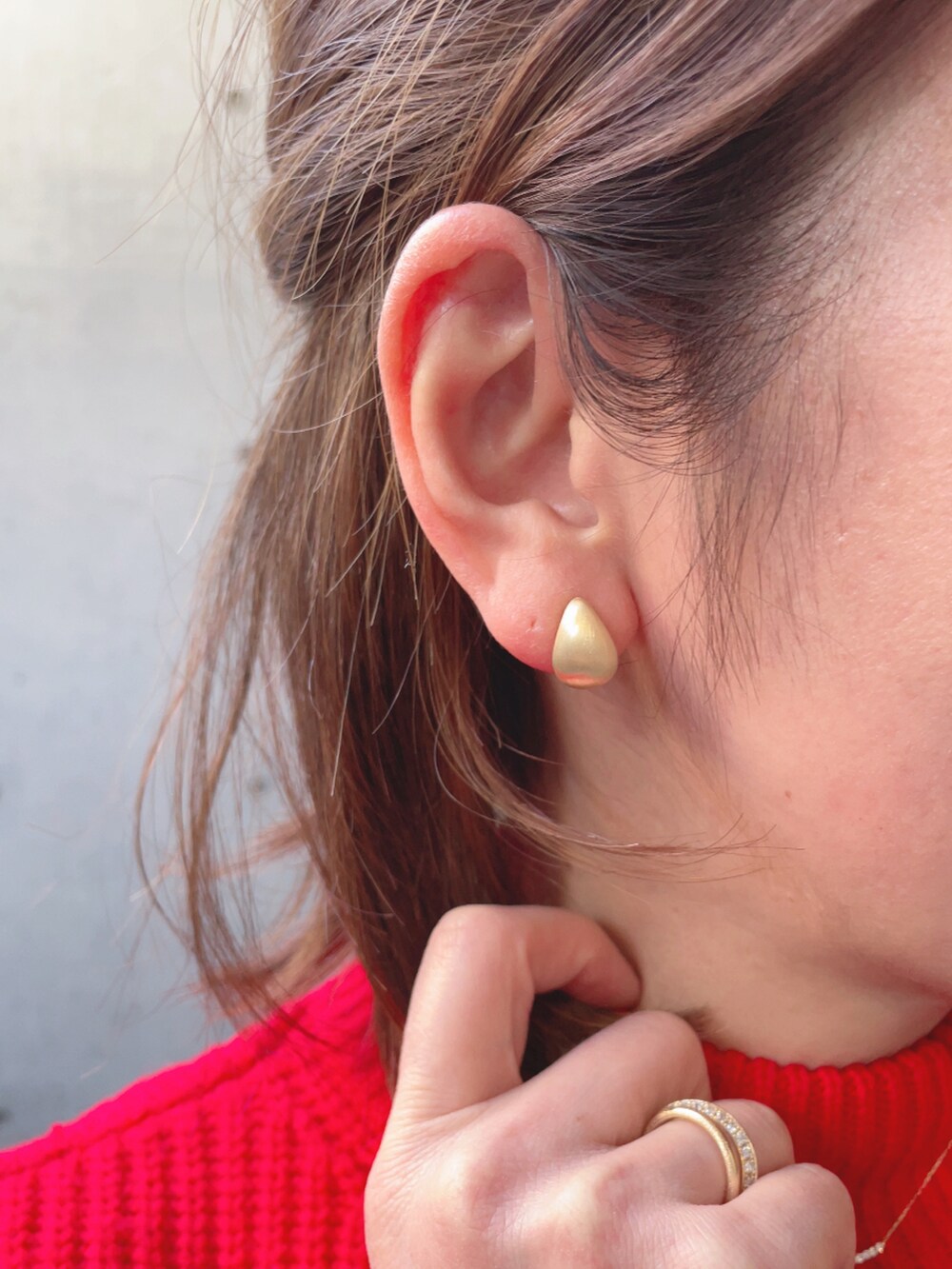 ブラック系のハンドバッグ、その他のスカート、ベージュ系のスニーカーを着用したレディースの冬コーディネートの4枚目の写真