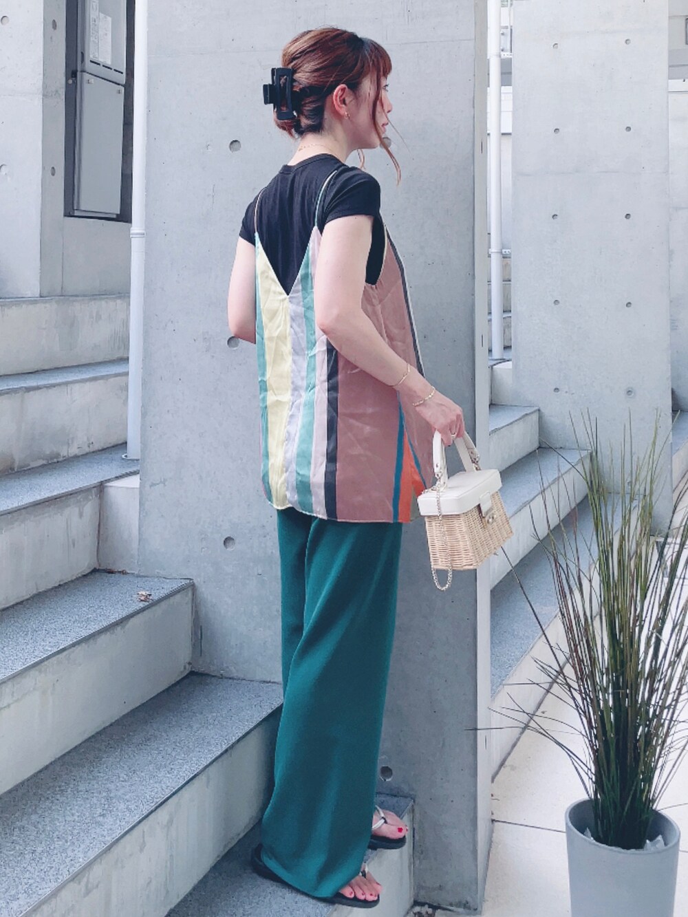 グリーン系のその他パンツ、その他のキャミソール、ホワイト系のかごバッグを着用したレディースの夏コーディネートの3枚目の写真