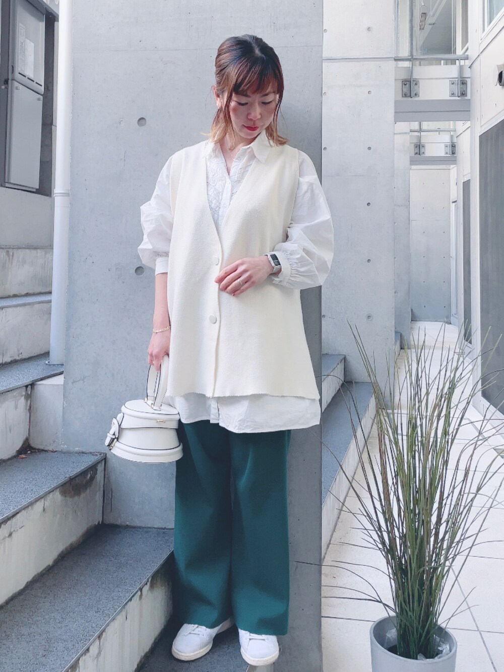 グリーン系のその他パンツ、ホワイト系のバッグ、ホワイト系のシャツ/ブラウスを着用したレディースの春コーディネートの2枚目の写真