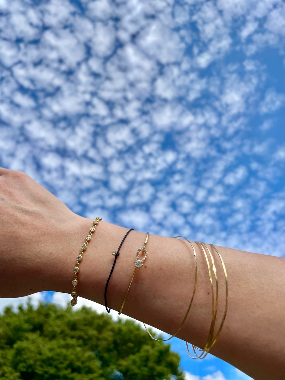 ブラック系のサンダルを着用したレディースの夏コーディネートの5枚目の写真