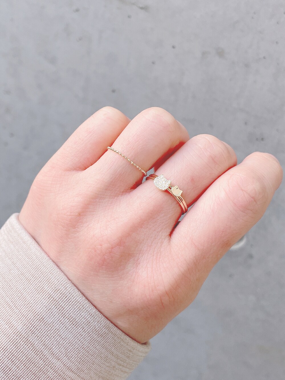 その他のスカート、ブラック系のブーツ、ブルー系のショルダーバッグを着用したレディースの冬コーディネートの4枚目の写真