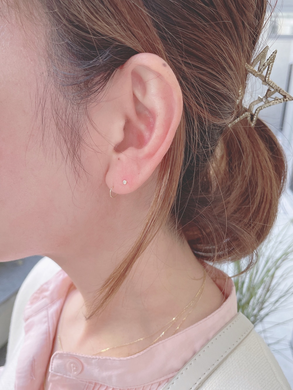 ピンク系のシャツ/ブラウス、ホワイト系のベスト、ピンク系のパンツを着用したレディースの秋コーディネートの5枚目の写真