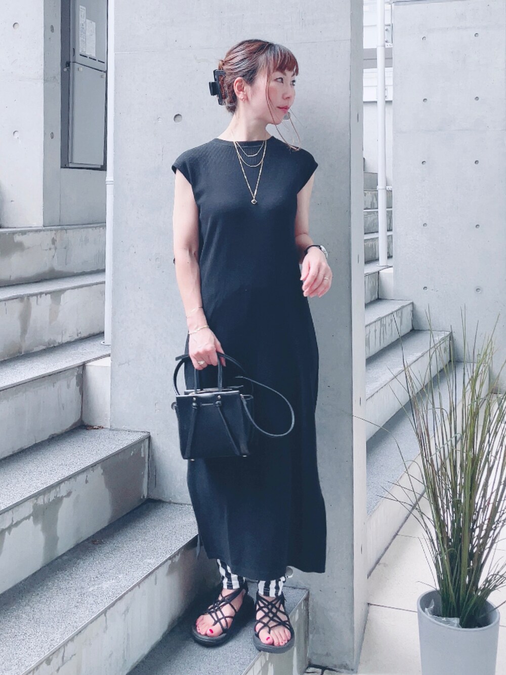 ブラック系のサンダル、ブラック系のショルダーバッグ、その他のレギンス/スパッツを着用したレディースの夏コーディネートの2枚目の写真